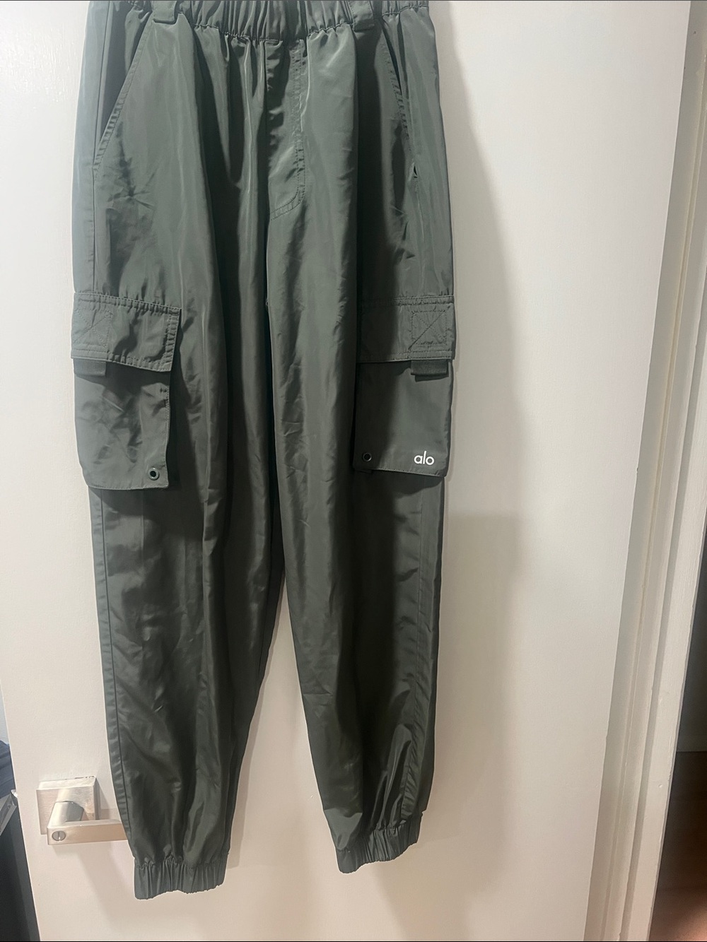 ALO Yoga women’s  Olive Green Cargo Joggers
